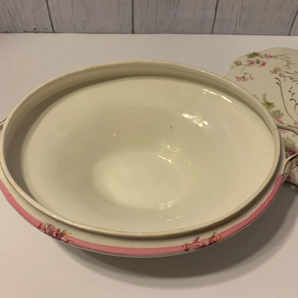 Covered serving dish. - Picture 4 of 15